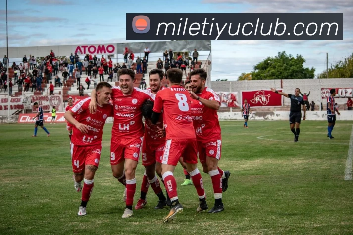 惠特摩尔身穿病号服与女友合照因血栓无限期缺阵与文班同款伤病相似